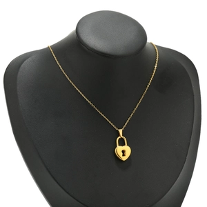 Collar de acero inoxidable dorado con colgante de candado de corazón y ojo de cerradura
