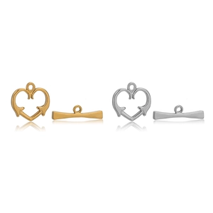 Vista ravvicinata di fermagli OT a forma di cuore in acciaio inossidabile oro e argento