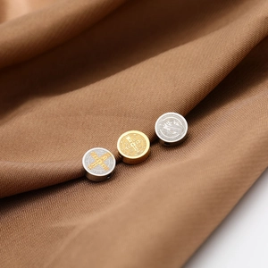 Perles intercalaires Médaille Saint Benoît en acier inoxydable sur satin brun pour bijoux