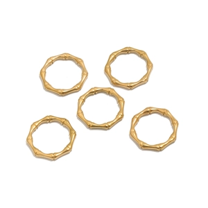 Set di cinque anelli in acciaio inossidabile dorato stile bambù su sfondo bianco