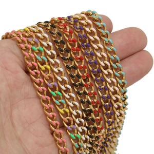 Dettaglio di catene cubane colorate in smalto dorato per la creazione di gioielli fai da te