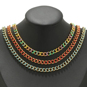 Collane a catena cubana in smalto colorato arcobaleno rosso e blu su supporto