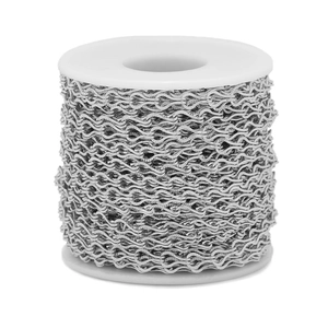 Detail van getextureerde roestvrijstalen zilveren ketting op rol voor DIY-sieraden