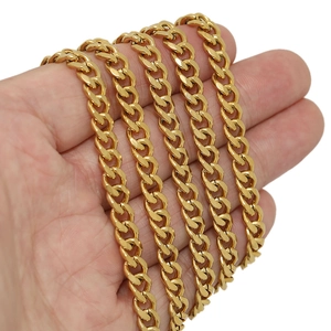 6mm breite goldene Gliederkette aus Edelstahl im Cuban-Stil, präsentiert auf der Hand