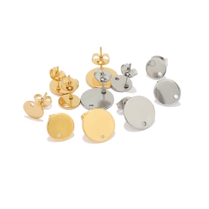 Edelstahl-Ohrstecker mit runder Platte, Loch und Schmetterlingsverschluss in Gold und Silber