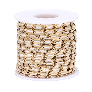 Macro-opname van vergulde Cubaanse schakelketting op rol met wit emaille voor sieraden