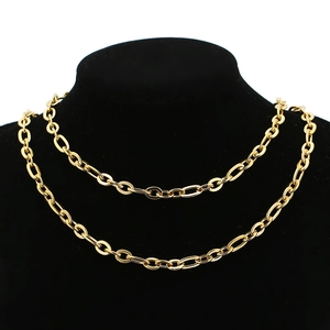 Detail einer 7mm goldfarbenen Edelstahl-Gliederkette auf einer schwarzen Halsbüste