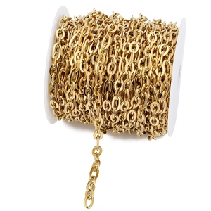 7mm breite goldene Edelstahl-Gliederkette für DIY-Schmuckherstellung auf weißer Spule