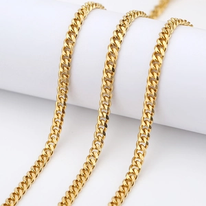 Gouden 5,5mm roestvrijstalen Cubaanse schakelketting op een witte displaystandaard