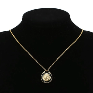 Collier avec pendentif tête de lion rétro doré sur fond émail noir sur buste d'exposition