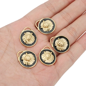Lot de cinq pendentifs tête de lion vintage en or et émail noir pour bijoux DIY