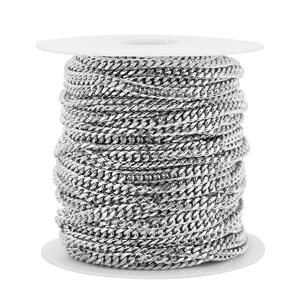 Detailopname van 5,5 mm zilveren roestvrijstalen Cubaanse schakelketting op een spoel