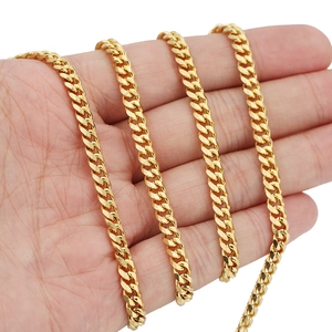 5,5 mm 18k vergulde roestvrijstalen curb link ketting halsketting getoond in de hand