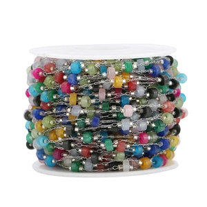 Kleurrijke kralenketting van roestvrij staal voor DIY sieraden op witte spoel