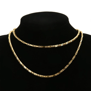 Vista dettagliata di una catena box da 3mm in acciaio inossidabile placcato oro 18k