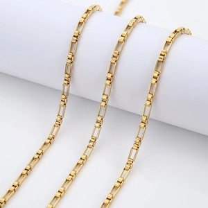 Dettaglio della catena box da 3mm in acciaio inossidabile dorato 18k su espositore bianco