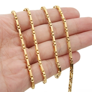 Collana a catena geometrica 3mm in acciaio inossidabile dorato indossata a mano