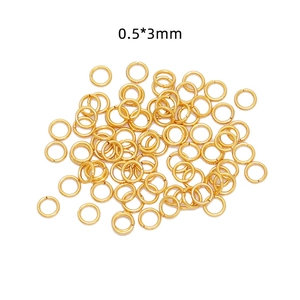 Macro-opname van gouden 0,5x3mm rvs buigringen voor het maken van DIY sieraden