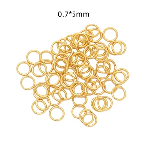 Detailopname van gouden roestvrijstalen buigringen 0.7x5mm voor DIY-sieraden
