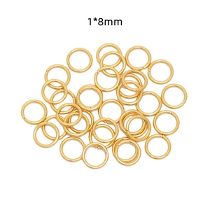 Macro-opname van 1x8mm vergulde roestvrijstalen buigringen voor DIY-sieraden maken