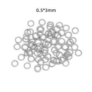 Macro-opname van 0,5x3 mm zilveren roestvrijstalen buigringen voor DIY-sieraden