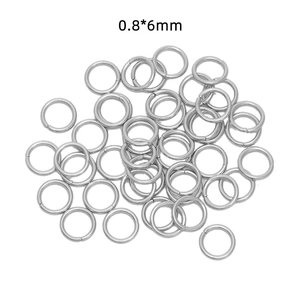 Detail van 0,8x6mm roestvrijstalen open buigringen voor het maken van DIY-sieraden en links