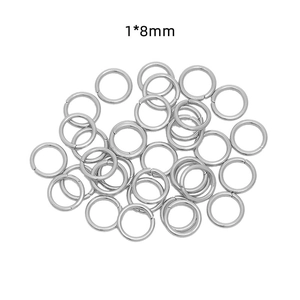 Macro-opname van 1x8mm zilveren roestvrijstalen buigringen voor doe-het-zelf sieraden