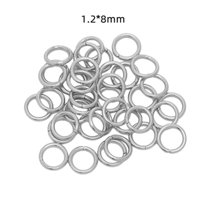 Macro-detail van 1,2x8mm zilveren roestvrijstalen buigringen voor DIY-sieraden maken