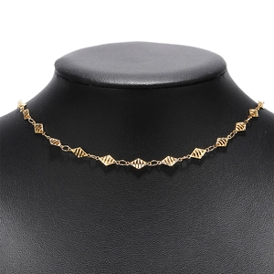 Detail of 5mm golden rhombus chain necklace with engraved geometric textured links