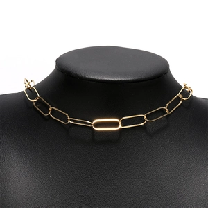 Collar de cadena de eslabones tipo clip de 8mm en acero inoxidable dorado sobre busto