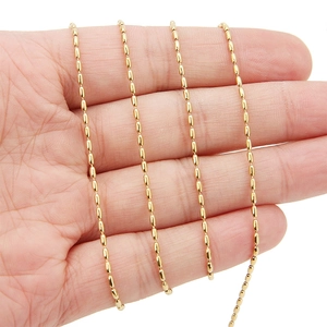 Collana a catena con perle di riso in acciaio inossidabile placcato oro 18k sulla mano