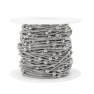 Gedetailleerde macro-opname van een kralen slangketting op rol voor DIY-sieraden maken