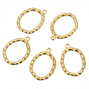 Detailansicht von fünf gehämmerten goldenen ovalen Anhängern für DIY-Schmuck und Handwerk