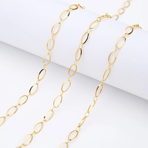 Detail van 4,5mm 18k vergulde roestvrijstalen ovale schakelketting op witte houder