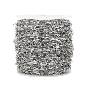 Detailopname van 4,5 mm roestvrijstalen ovale schakelketting op een witte plastic spoel