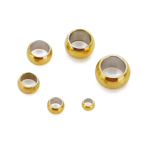Comparación detallada de seis tamaños de cuentas espaciadoras de acero dorado para joyería