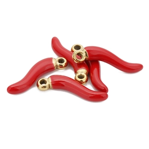 Macro-opname van rode peper hangers met goudvergulde ringen voor DIY sieraden maken