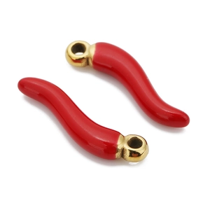 Macro-opname van rode emaille chili hanger met gouden oogje voor DIY-sieraden maken