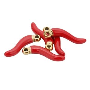 Vijf rode chili hangers van roestvrij staal met gouden metalen lussen voor DIY sieraden