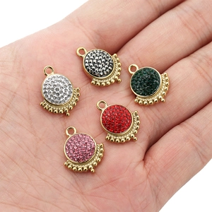 Cinq breloques en acier inoxydable doré 18 carats avec zircons colorés et bord perlé