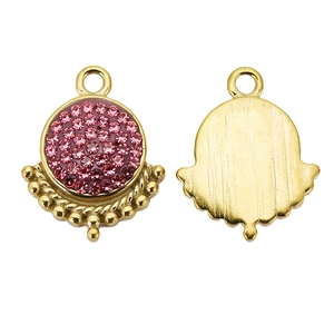 Détail macro du pendentif plaqué or 18k avec strass roses et dos en métal brossé poli