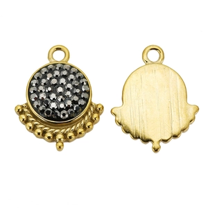 Vue macro du pendentif rond en acier inoxydable doré 18 carats avec zircon et dos brossé