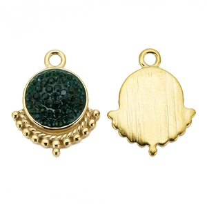 Vue détaillée d'un pendentif rond doré 18 carats avec cristaux verts et bords perlés