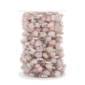 Dettaglio catena di perle e pietre naturali rosa su rocchetto per creazione di gioielli