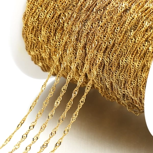 Detail van 2mm 18k vergulde roestvrijstalen gedraaide golfketting op rol voor DIY-sieraden