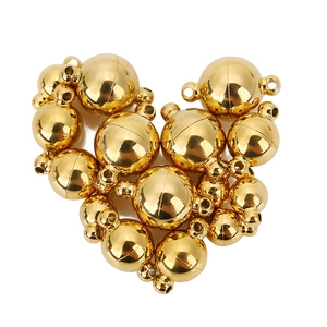 Macro di chiusure magnetiche dorate per gioielli disposte in una forma a cuore creativa