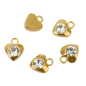 Set detallado de 5 dijes de corazón de acero dorado con incrustaciones de circón brillante