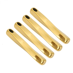 Lot de quatre pendentifs colonnes torsadées en acier inoxydable doré à l'or fin