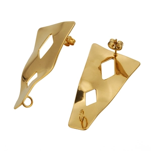Detailansicht goldener unregelmäßiger geometrischer Ohrringe mit polierter Metalloberfläche