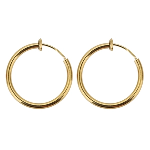 Detaillierte Nahaufnahme goldener Clip-on Creolen mit Hochglanzpolitur für Damen
